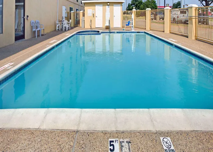 Days Inn By Wyndham Dallas Garland West